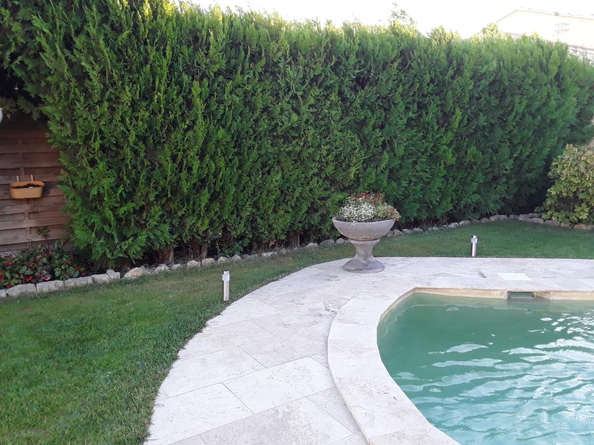 Yofanto Apartment Sénas Екстериор снимка